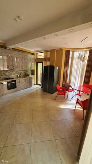 ქირავდება 8 ოთახიანი სახლი - თბილისი