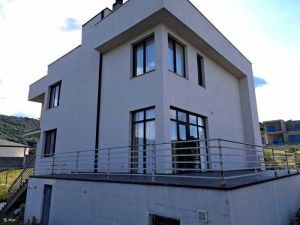 იყიდება 6 ოთახიანი სახლი - თბილისი