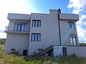 იყიდება 6 ოთახიანი სახლი - თბილისი