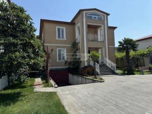 იყიდება 7 ოთახიანი სახლი - თბილისი