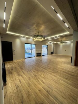 იყიდება 8 ოთახიანი სახლი - თბილისი