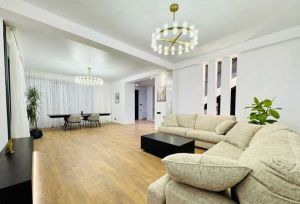 იყიდება 11 ოთახიანი სახლი - თბილისი