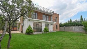 იყიდება 8 ოთახიანი სახლი - თბილისი