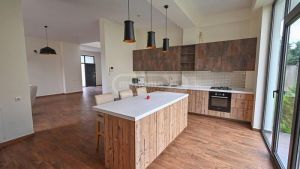 იყიდება 8 ოთახიანი სახლი - თბილისი