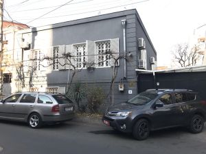 ქირავდება 8 ოთახიანი სახლი - თბილისი